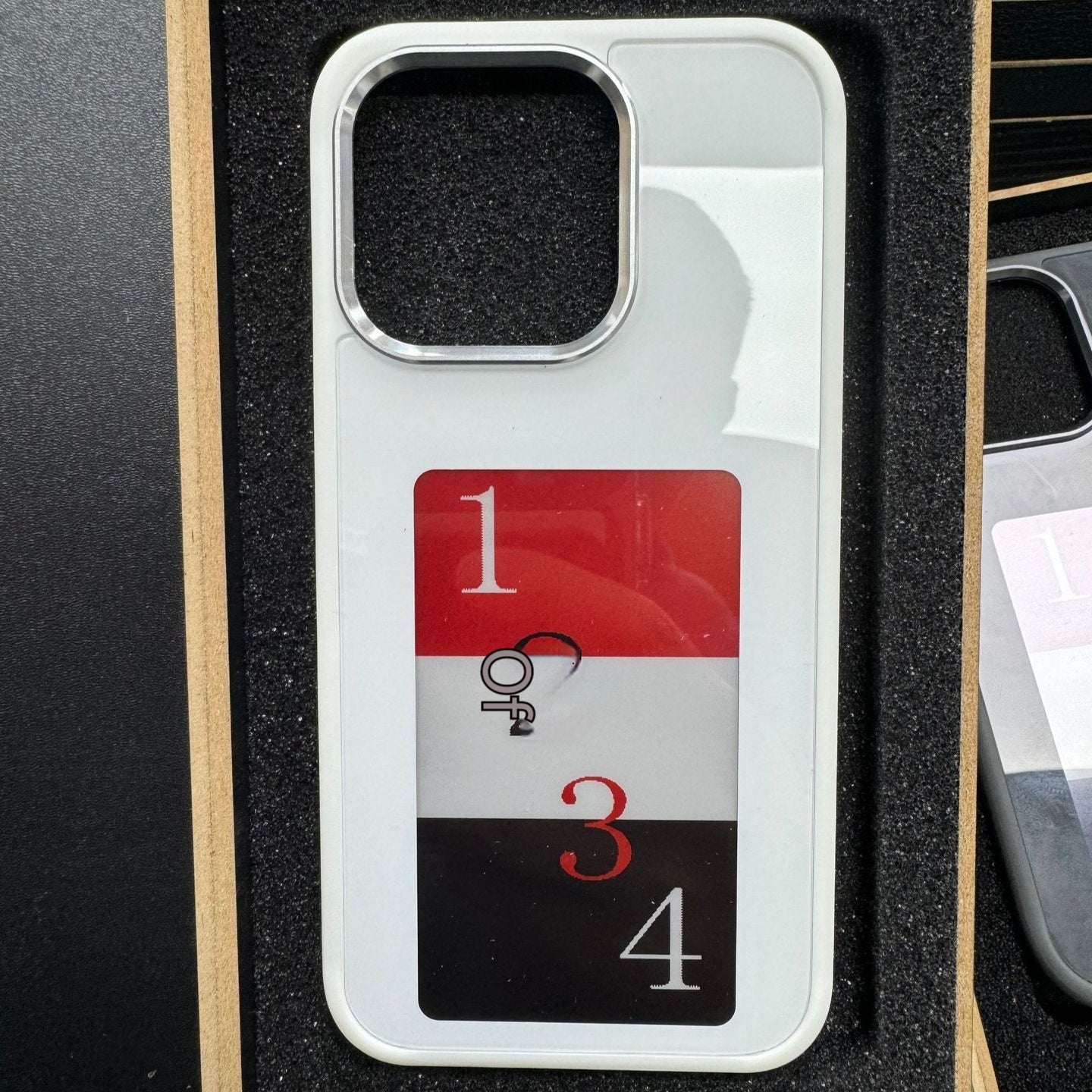 E-ink Screen Phone Case – Personalized Unlimited Screen Projection Cover