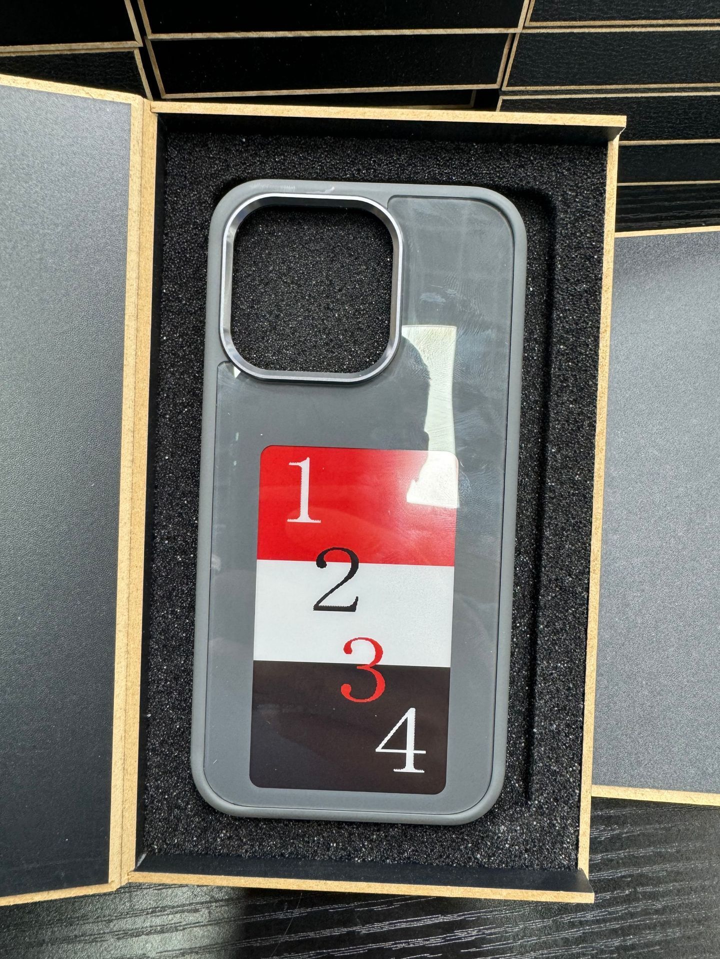 E-ink Screen Phone Case – Personalized Unlimited Screen Projection Cover